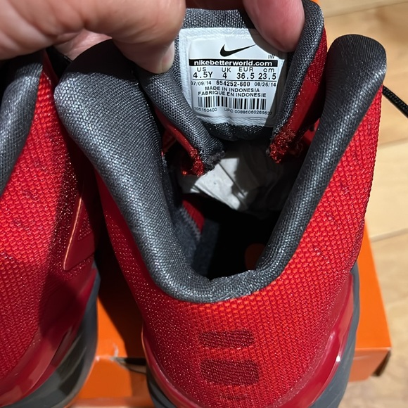 NIB Nike Hyperdunk Boys Size 4.5 - Picture 10 of 10